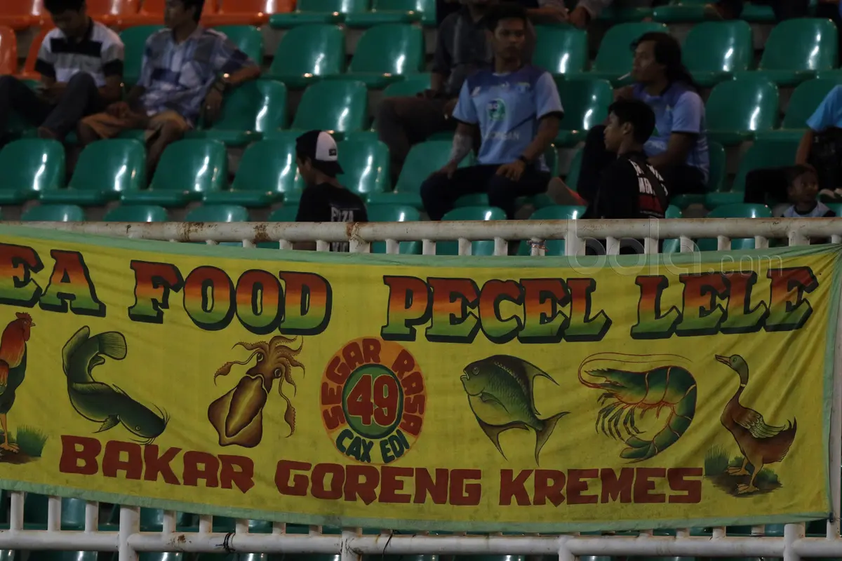 Persela Lamongan, PS TNI, Liga 1 2017, Spanduk Pecel Lele, Bola.com