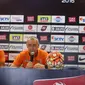 Pelatih PBFC, Dragan Djukanovic dalam jumpa pers pra-pertandingan melawan Gresik United. (PBFC Media)