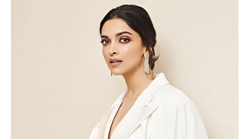 6 Pesona Deepika Padukone, Tampil Menawan Kenakan Batik di Paris Fashion Week