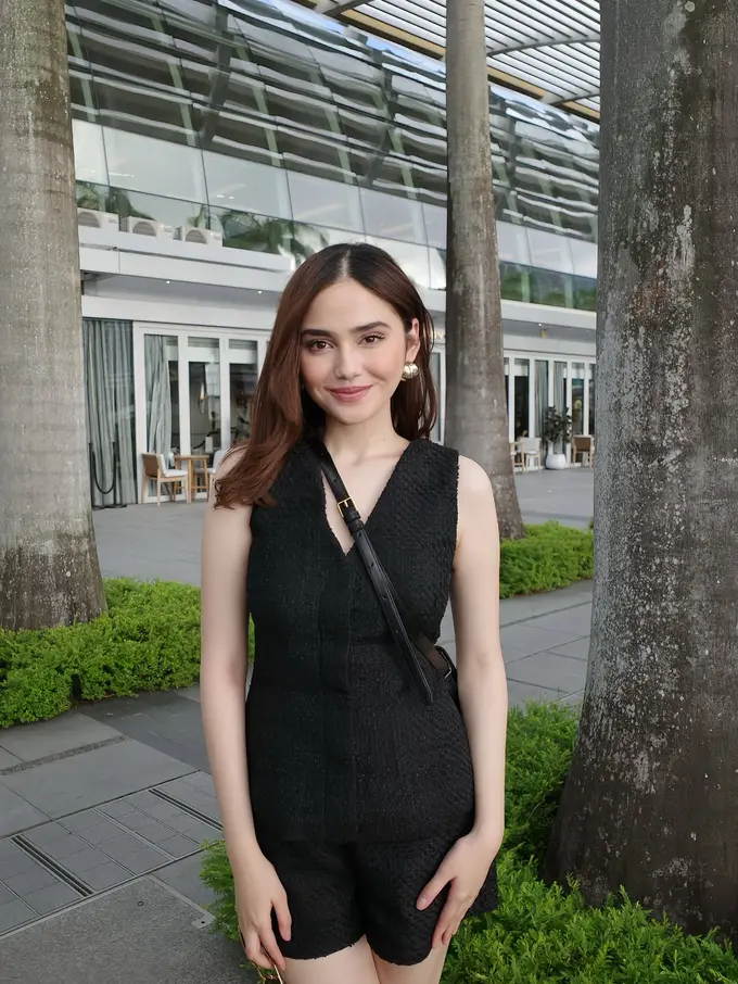 Gaya Minimalis Elegan Syifa Hadju Liburan di Singapura Serba Hitam, Jinjing Tas Rp71 Juta-an