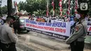 Massa yang tergabung dalam Aliansi Karyawan Hiburan dan Pengusaha Hiburan membentangkan spanduk saat menggelar aksi di depan Balai Kota DKI Jakarta, Selasa (21/7/2020). Mereka meminta Gubernur Anies Baswedan membuka usaha hiburan yang ditutup akibat pandemi COVID-19. (Liputan6.com/Faizal Fanani)