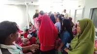 Antusias masyarakat yang memanfaatkan kedatangan Rumah Sakit (RS) Terapung Laksamana Malahayati, di Pelabuhan Batu Ampar, Batam, Provinsi Kepri, untuk mendapatkan kesehatan gratis yang diinisasi oleh PDIP. (Foto: Dokumentasi PDIP).