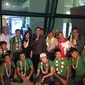 Timnas Indonesia U-16 disambut Deputi Pembudayaan Olahraga Kemenpora, Raden Isnanta, dan Sekjen PSSI, Ratu Tisha Destria, di Bandar Udara Internasional Soekarno-Hatta, Selasa (2/10/2018). (Istimewa)