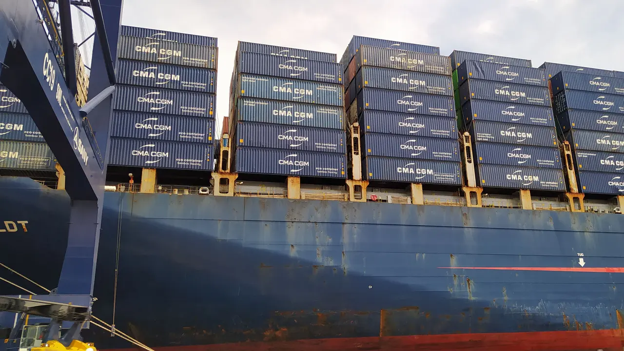 Kedatangan salah satu kapal terbesar di dunia yaitu CMA CGM Alexander Von Humboldt, di Jakarta International Container Terminal (JICT), Tanjung Priok, Jakarta Utara.