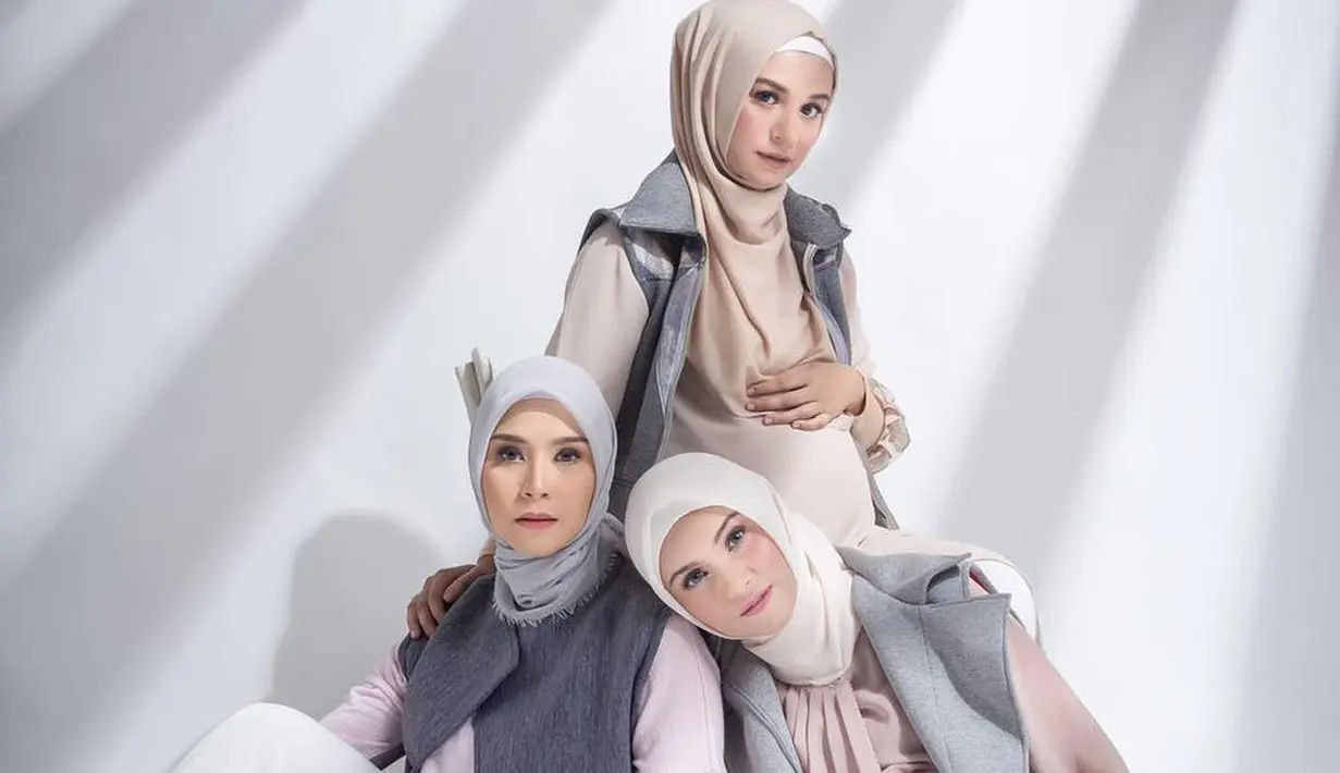 Tiga artis cantik berhijab, Shireen Sungkar, Zaskia Adya Mecca, dan Zeezee Shahab kini sama-sama hamil. Yuk intip potret kehamilan ketiga artis cantik ini. (Instagram/shireensungkar)