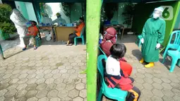Warga yang pernah berhubungan dengan pasien positif COVID-19 menunggu untuk melakukan kegiatan testing PCR di Puskesmas Cinere, Depok, Jawa Barat, Kamis (10/6/2021). Testing setelah tracing dilakukan kepada puluhan warga untuk meminimalisir penyebaran COVID-19. (merdeka.com/Arie Basuki)