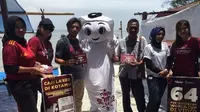 Maskot Piala Dunia 2022, La'eeb mengunjungi pantai Kenjeran, Surabaya (c) SCM
