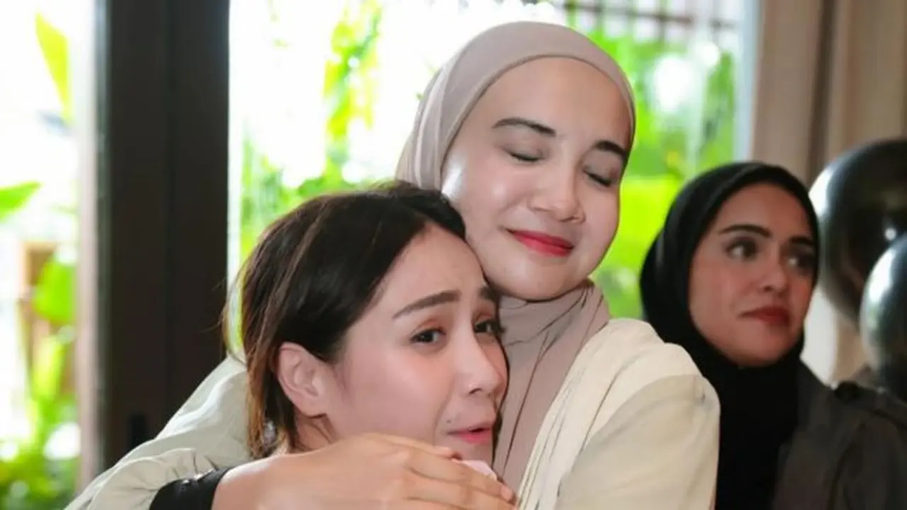 Momen Pelukan Haru Nagita Slavina dan Zaskia Sungkar Dispill Irwansyah, Bestie Sejati (credit: https://www.instagram.com/irwansyah_15/).