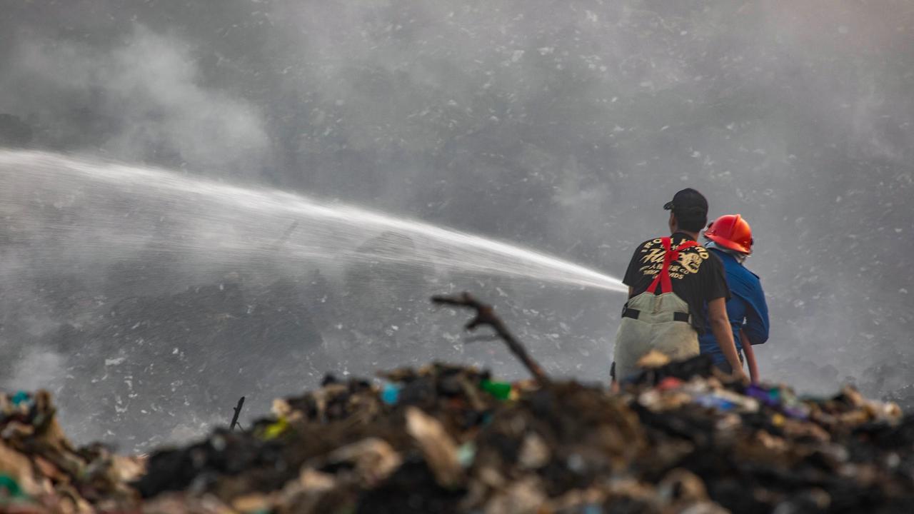 FOTO: Pemadaman TPA Jatiwaringin Memasuki Hari Keempat