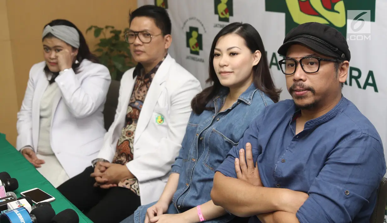 Sammy Simorangkir dan Viviane saat jumpa pers kelahiran anak pertama mereka di rumah sakit kawasan Jatinegara, Jakarta, Jumat (24/8). Viviane melahirkan anak pertamanya melalui persalinan cesar. (Liputan6.com/Herman Zakharia)