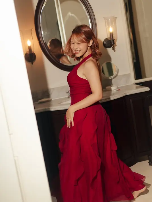 Nadin Amizah tak ragu pamerkan wajahnya yang sedikit chubby dalam pesona lady in red yang khas [@cakecaine]