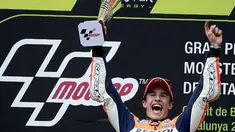 Marc Marquez merayakan kemenangan di Katalunya (JOSEP LAGO / AFP)