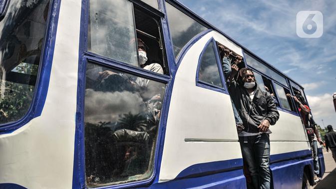 Massa FRI-West Papua menaiki bus saat dibubarkan oleh aparat kepolisian terkait aksi peringatan Deklarasi 1 Desember 1961 di kawasan Monas, Jakarta, Selasa (1/12/2020). Aksi massa tidak berlangsung lama karena dibubarkan oleh aparat kepolisian. (merdeka.com/Iqbal S. Nugroho)
