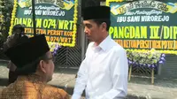 Presiden Jokowi di rumah duka Almarhumah sang nenek, Sani Wirorejo. (Liputan6.com/Reza Kuncoro)