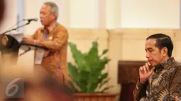 Presiden Jokowi saat mendengarkan sambutan dari Menteri PU-Pera Basuki Hadimuljono pada peringatan Hari Habitat Dunia 2015 di Istana Negara, Jakarta, Selasa (6/10). Hari Habitat Dunia diperingati setiap Senin pertama Oktober. (Liputan6.com/Faizal Fanani)