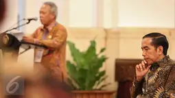 Presiden Jokowi saat mendengarkan sambutan dari Menteri PU-Pera Basuki Hadimuljono pada peringatan Hari Habitat Dunia 2015 di Istana Negara, Jakarta, Selasa (6/10). Hari Habitat Dunia diperingati setiap Senin pertama Oktober. (Liputan6.com/Faizal Fanani)