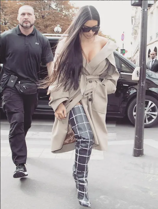 Trauma dan ketakutan yang dialami Kim terbukti saat dirinya menghilang dari hadapan publik termasuk dari dunia media sosial. Setelah kejadian yang hampir merenggut nyawanya itu, Kim memang sempat tak aktif di media sosial. (Instagram/Kimkardashian)