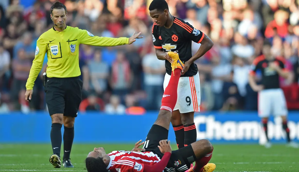 Anthony Martial membantu pemain Southampton, Virgil van Dijk dalam lanjutan Liga Premier Inggris di Stadion St. Mary, Southampton, Minggu (20/9/2015). (Action Images via Reuters/Tony O'Brien)