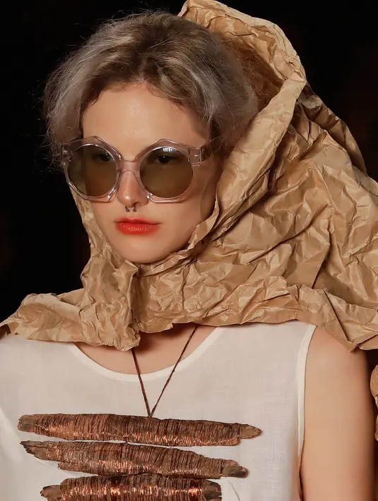Model mengenakan kertas cokelat atau yang biasa disebut kertas pembungkus saat membawakan rancangan karya Ronaldo Fraga dalam Sao Paulo Fashion Week di Brasil (26/4). (AP Photo / Andre Penner)