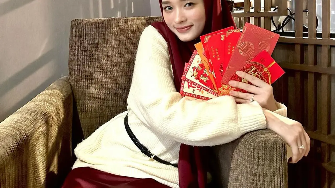 6 Potret Adu Gaya Seleb Berhijab Rayakan Imlek 2024, Cut Meyriska hingga Inara Rusli