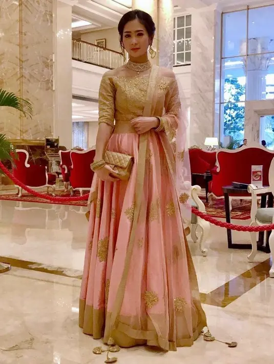 Gaya Bunga Zainal kenakan lehenga nuansa emas-pink ini juga tak kalah menarik. (Instagram/bungazainal05).