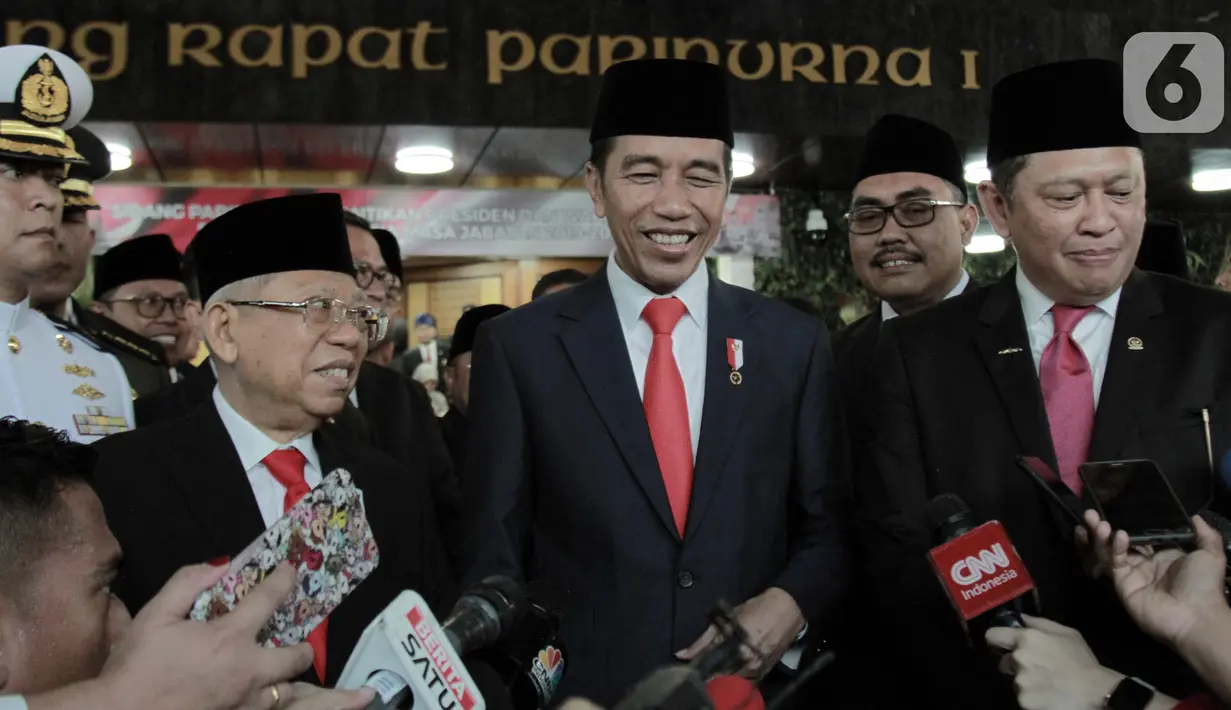 Joko Widodo atau Jokowi (tengah) didampingi Ma'ruf Amin (kiri) dan Ketua MPR Bambang Soesatyo (kanan) memberikan keterangan kepada awak media usai dilantik sebagai Presiden dan Wakil Presiden RI periode 2019-2024 di Gedung Nusantara, Jakarta, Minggu (20/10/2019). (merdeka.com/Iqbal Nugroho)