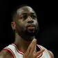 Bintang Chicago Bulls, Dwyane Wade merayakan tembakan tiga angkanya saat melawan Boston Celtics pada laga NBA di United Center, Chicago, Jumat (28/10/2016) WIB. (AP Photo/Paul Beaty)