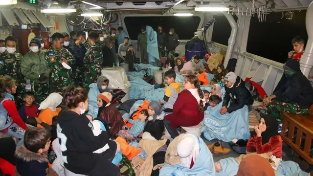 KRI Frans Kaisiepo-368, Satgas MTF TNI, bersama para pengungsi Suriah. Dok: Dinas Penerangan Angkatan Laut