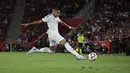 Pemain Real Madrid, Kylian Mbappe mengontrol bola pada laga Liga Spanyol 2024/2025 melawan Real Mallorca di Mallorca Son Moix stadium, Spanyol, Senin (19/08/2024) dini hari WIB. (AP Photo/Francisco Ubilla)