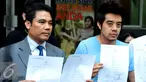 Martin Carter dan kuasa hukumnya menunjukkan surat usai keluar dari Sentra Pelayanan Kepolisian, Polda Metro Jaya, Jakarta, Rabu (19/8/2015). Ia melaporkan sejumlah penyanyi terkait pemutaran lagunya tanpa izin. (Liputan6.com/Panji Diksana)