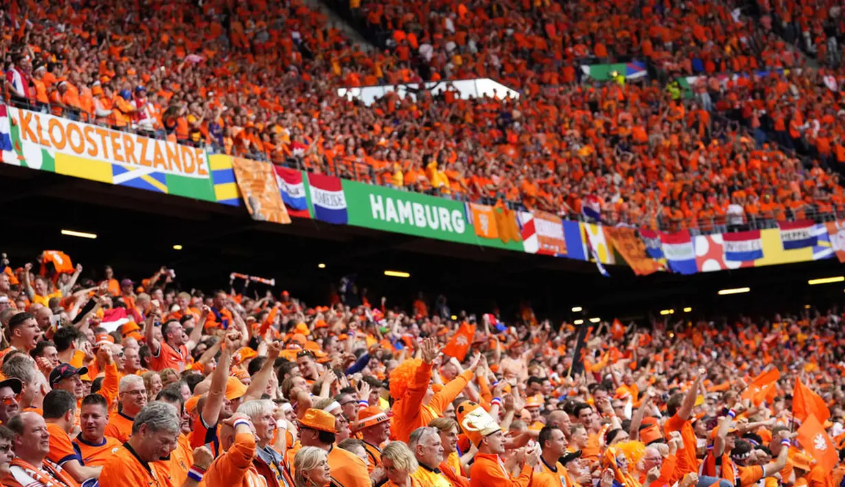 Ribuan suporter Timnas Belanda memadati tribun penonton saat melawan Polandia pada laga Grup D Euro 2024 di Volksparkstadion, Minggu (16/06/2024). (AP Photo/Ebrahim Noroozi)