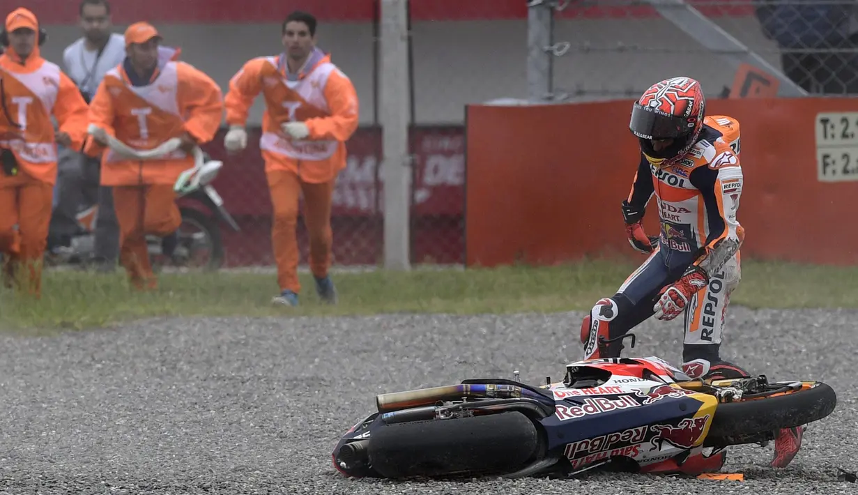 Marc Marquez sedang memimpin lomba di jarak yang cukup aman dan tanpa gangguan, namun kemudian terjatuh sendiri saat hendak menikung ke kiri pada putaran keempat di Sirkuit Termas de Rio Hondo, Argentina, Minggu (9/4). (AFP Photo/ JUAN MABROMATA)