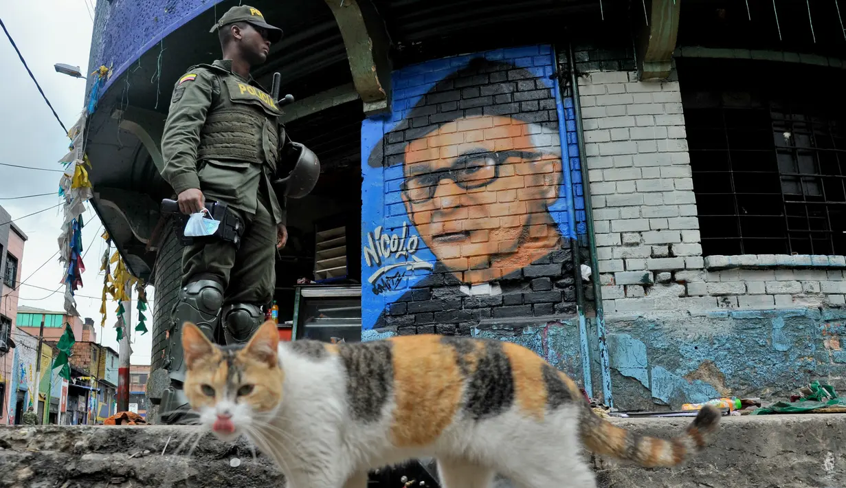 Polisi berjaga di kampung narkoba dan prostitusi The Bronx di Bogota, Kolombia (1/6). Tempat ini merupakan markas gangster dan pusat perdagangan narkoba paling kejam di Kolombia. FP PHOTO/Guillermo LEGARIA)