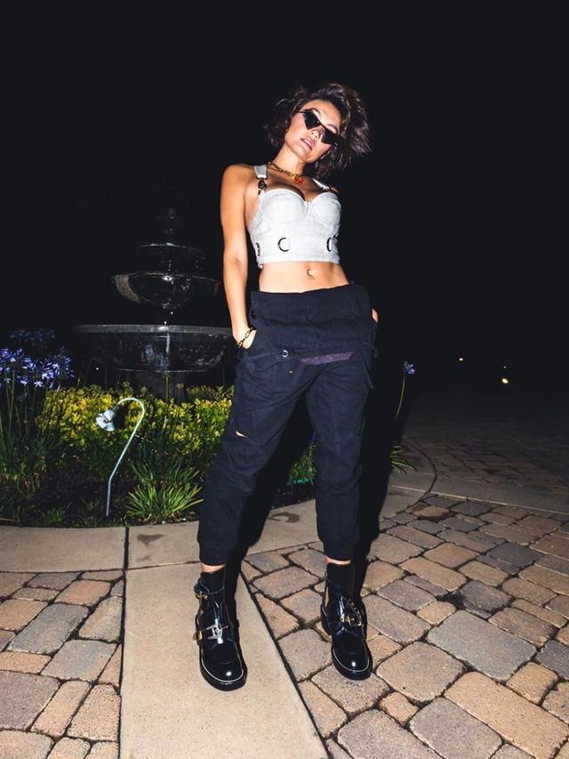 Sederet Koleksi Sepatu Bot Agnez Mo yang Bisa Menguras Isi Kantong