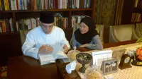 Hatta Rajasa dan istri di perpustakan pribadi (Moch Harun Syah/Liputan6.com)