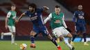 Gelandang Arsenal, Mohamed Elneny (kiri), menguasai bola dibawah ancaman striker Rapid Wien, Deni Alar, dalam laga lanjutan Liga Europa 2020/21 Grup B di Emirates Stadium, Kamis (3/12/2020) waktu setempat. Arsenal mengalahkan Rapid Wien 4-1. (AFP/Adrian Dennis)