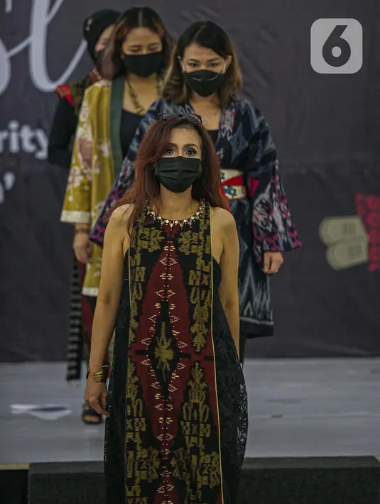 Penampilan para Perempuan Pelestari Budaya saat meragakan busana khas NTT dalam Kartini Fest memperingati Hari Kartini, Jakarta, Sabtu (17/4/2021). Acara yang menampilkan talkshow dan Fashion show tersebut merupakan untuk charity Korban bencana alam di NTT. (Liputan6.com/Faizal Fanani)