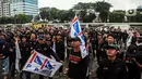 Demonstran berunjuk rasa di depan Gedung MPR/DPR/DPD, Jalan Gatot Subroto, Jakarta, Jumat (20/5/2022). Demonstran menuntut berbagai isu, di antaranya Omnibus Law dan penurunan harga sembako serta bahan bakar minyak (BBM). (Liputan6.com/Johan Tallo)