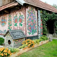 Di sebuah desa kecil di Polandia, rumah-rumah dilukis dengan motif bunga-bunga. (Via: boredpanda.com)