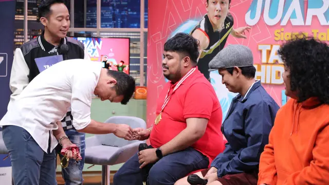 Rigen Rakelna, Marshel Widianto dan Indra Jegel akan bertanding melawan legenda bulu tangkis Indonesia, Taufik Hidayat.