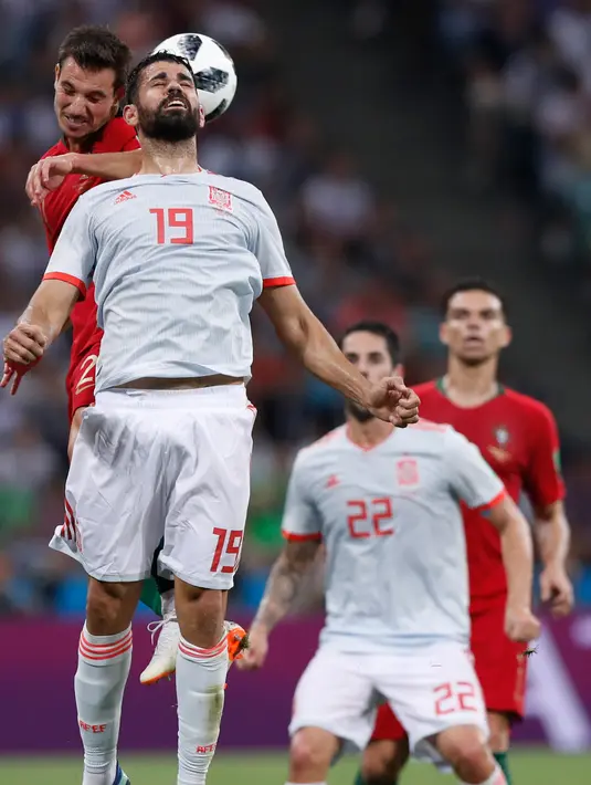 Penyerang Spanyol Diego Costa berebut bola udara dengan pemain Portugal saat bertanding pada grup B Piala Dunia 2018 di Stadion Fisht di Sochi, Rusia (15/6). Portugal dan Spanyol bermain imbang 3-3. (AP Photo/Manu Fernandez)