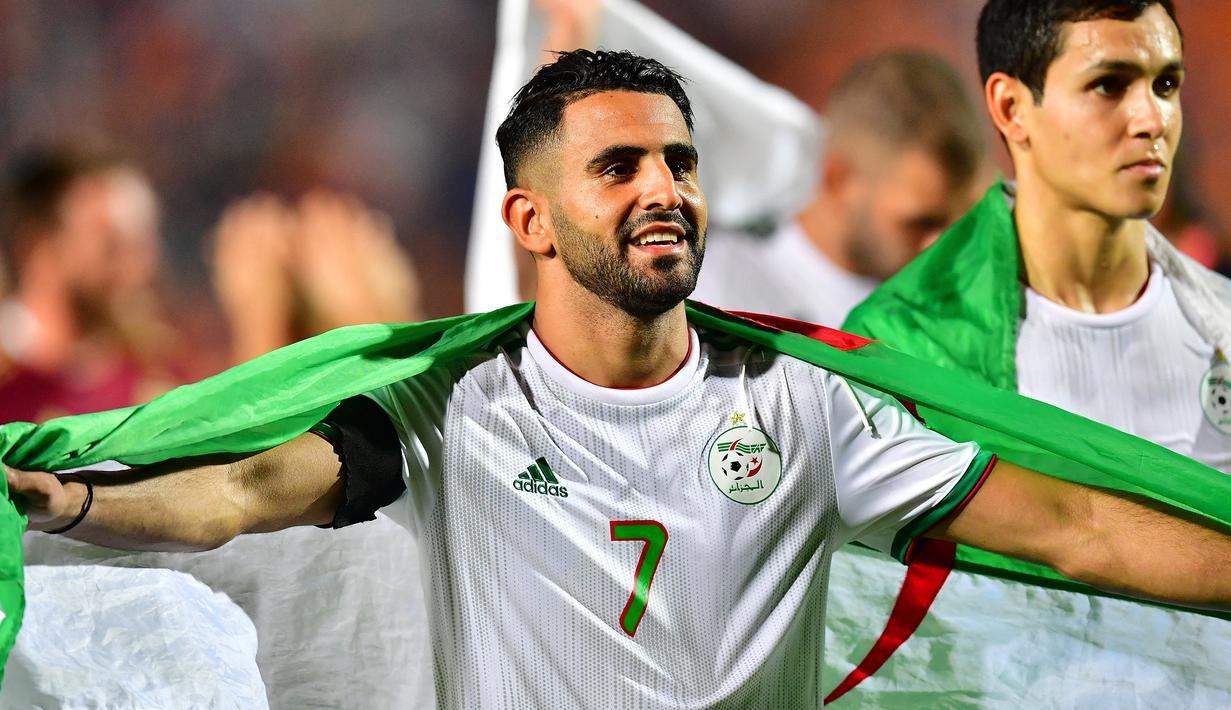 Riyad Mahrez. Pemain sayap Aljazair yang sedang menjalani musim ke-4 bersama Manchester City ini adalah kapten tim saat Aljazair meraih gelar Piala Afrika 2019. Bersama Timnas Aljazair, ia telah mencetak 26 gol dan 34 assist dari total 70 caps sejak tahun 2014. (AFP/Giuseppe Cacace)