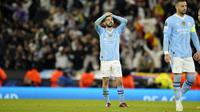 Reaksi kecewa dua pemain Manchester City, Bernardo Silva (kiri) dan Kyle Walker setelah timnya kalah adu penalti 3-4 dari Real Madrid pada laga leg kedua perempatfinal Liga Champions 2023/2024 di Etihad Stadium, Manchester, Rabu (18/4/2024). (AP Photo/Dave Thompson)