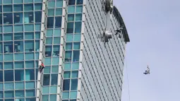 Atlet panjat tebing 'free solo' asal Amerika, Alex Honnold saat memanjat gedung Taipei 101 tanpa tali pengaman di Taipei, Minggu (25/01/2026). (AP Photo/Chiang Ying-ying)