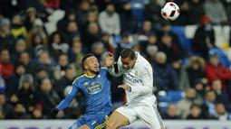 Aksi duel pemain Celta Vigo,  Theo Bongonda (kiri) dan pemain Real Madrid, Danilo saat berebut bola pada perempatfinal Copa del Rey leg pertama di Santiago Bernabeu stadium, Madrid, (18/1/2017). Madrid kalah 1-2.  (AP/Paul White)