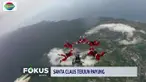 Para santa merupakan tim gabungan dari Polri dan TNI yang diturunkan langsung oleh pesawat CN25 milik Polri di langit Jayapura.