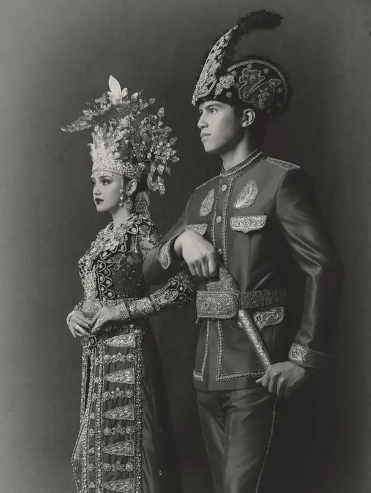 Potret bernuansa hitam putih bikin keduanya terlihat seperti raja dan ratu dari masa kerajaan. [@syifahadju]