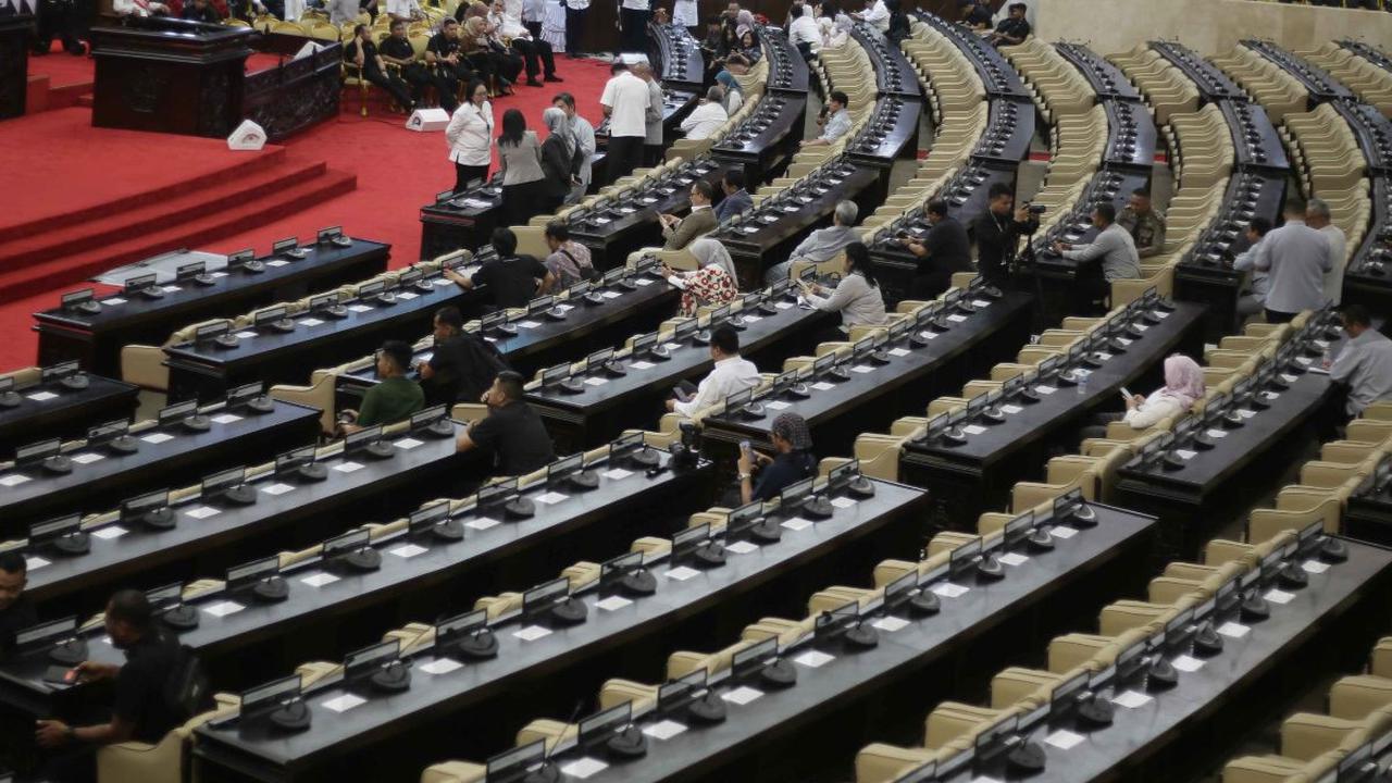 Aktivitas pegawai saat Parlemen memperagakan gladi kotor persiapan pidato kenegaraan Presiden dalam Sidang Tahunan MPR, DPR, dan DPD RI di Gedung Kura-Gura, Nusantara, Kompleks Parlemen, Senayan, Jakarta, Senin (14/8/2023).
