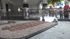 Sambil membawa bunga dan lilin, setibanya di makam Gus Dur, doa pun dipanjatkan para aktivis.