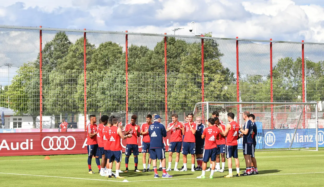 Para pemain Bayern Munchen mengikuti latihan perdana yang dipimpin oleh pelatih Carlo Ancelotti di Munchen, Rabu (12/7/2017). (EPA/Lukas Barth)